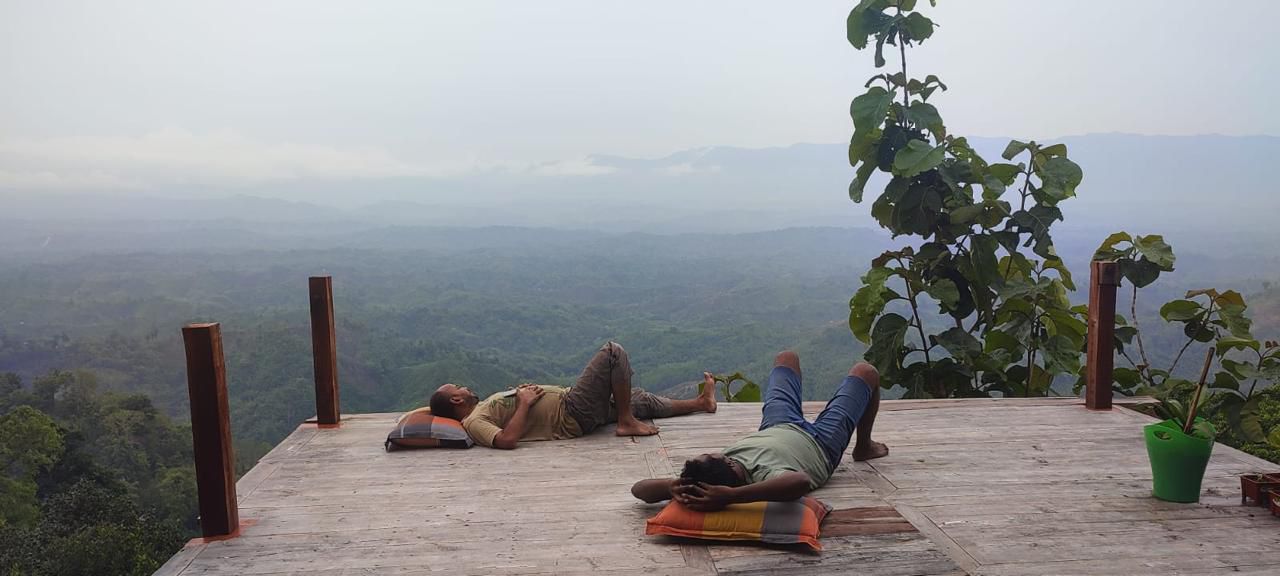 মাচায় মেঘ বিলাস